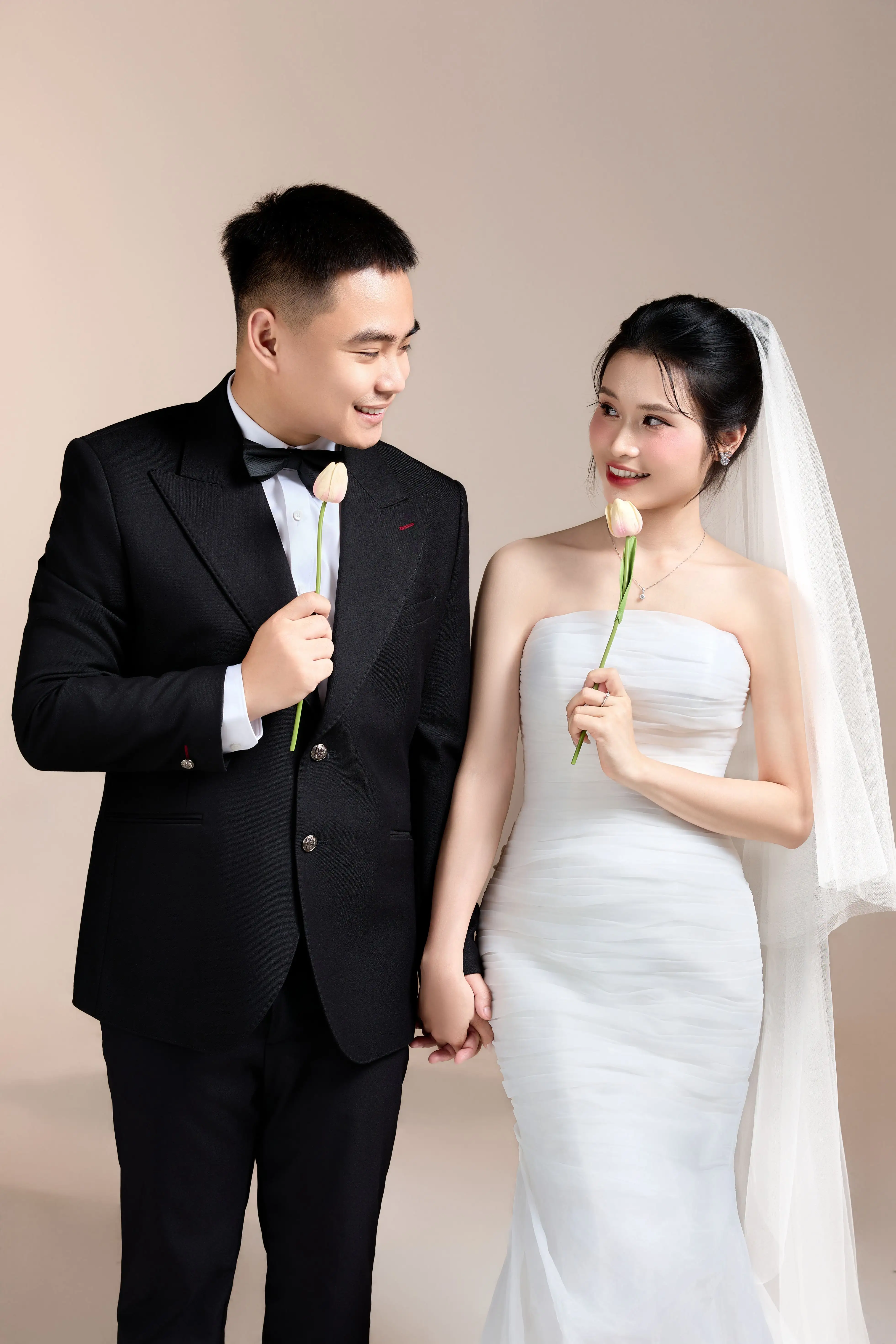 Cô dâu chú rể trao nhau ánh mắt yêu thương